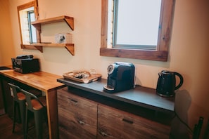 Standard Single Room | Living area | Flat-screen TV - L'Auberge Créole (Saint-Benoit)