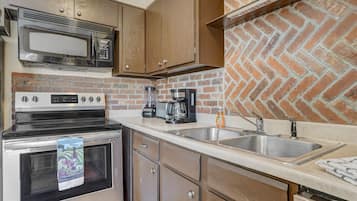 House | Private kitchen | Fridge, microwave, oven, dishwasher