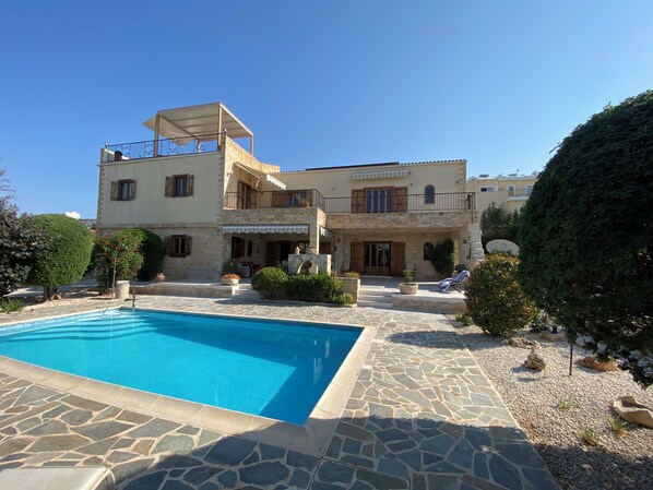 حمّام سباحة خارجي