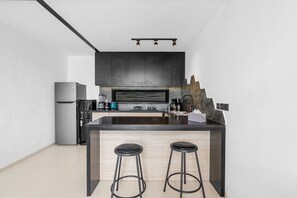 Appartamento | Cucina privata | Frigorifero con congelatore, microonde, piano cottura, tostapane