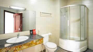 Superior Double Room | Bathroom | Slippers, towels, soap, shampoo