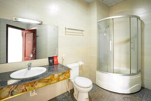 Superior-Doppelzimmer | Badezimmer | Hausschuhe, Handtücher, Seife, Shampoo