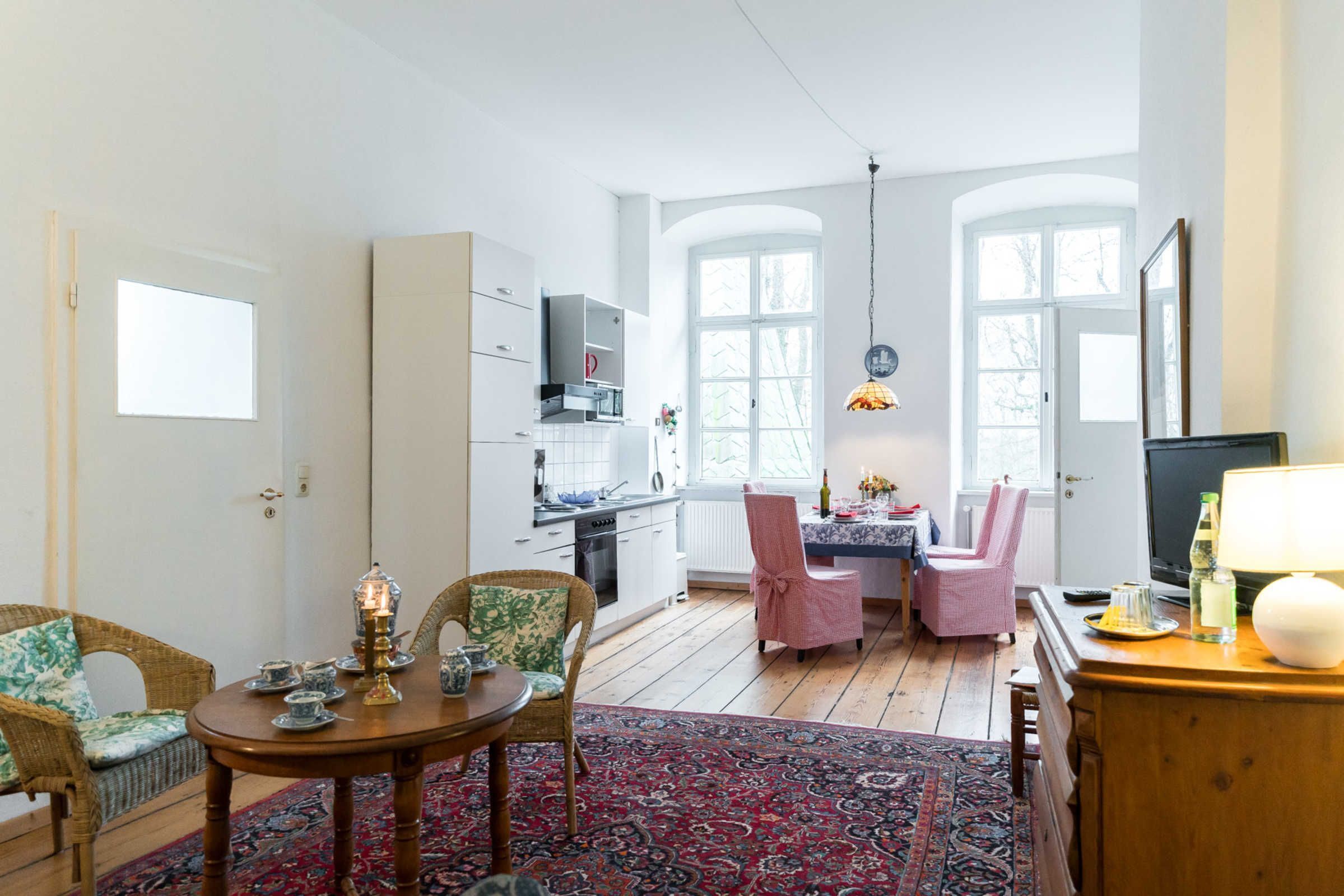 Wohnzimmer mit Essen und Küchenzeile