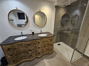 Douche, sĂšche-cheveux, serviettes fournies, papier toilette