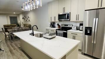 Réfrigérateur, micro-ondes, four, plaque de cuisson