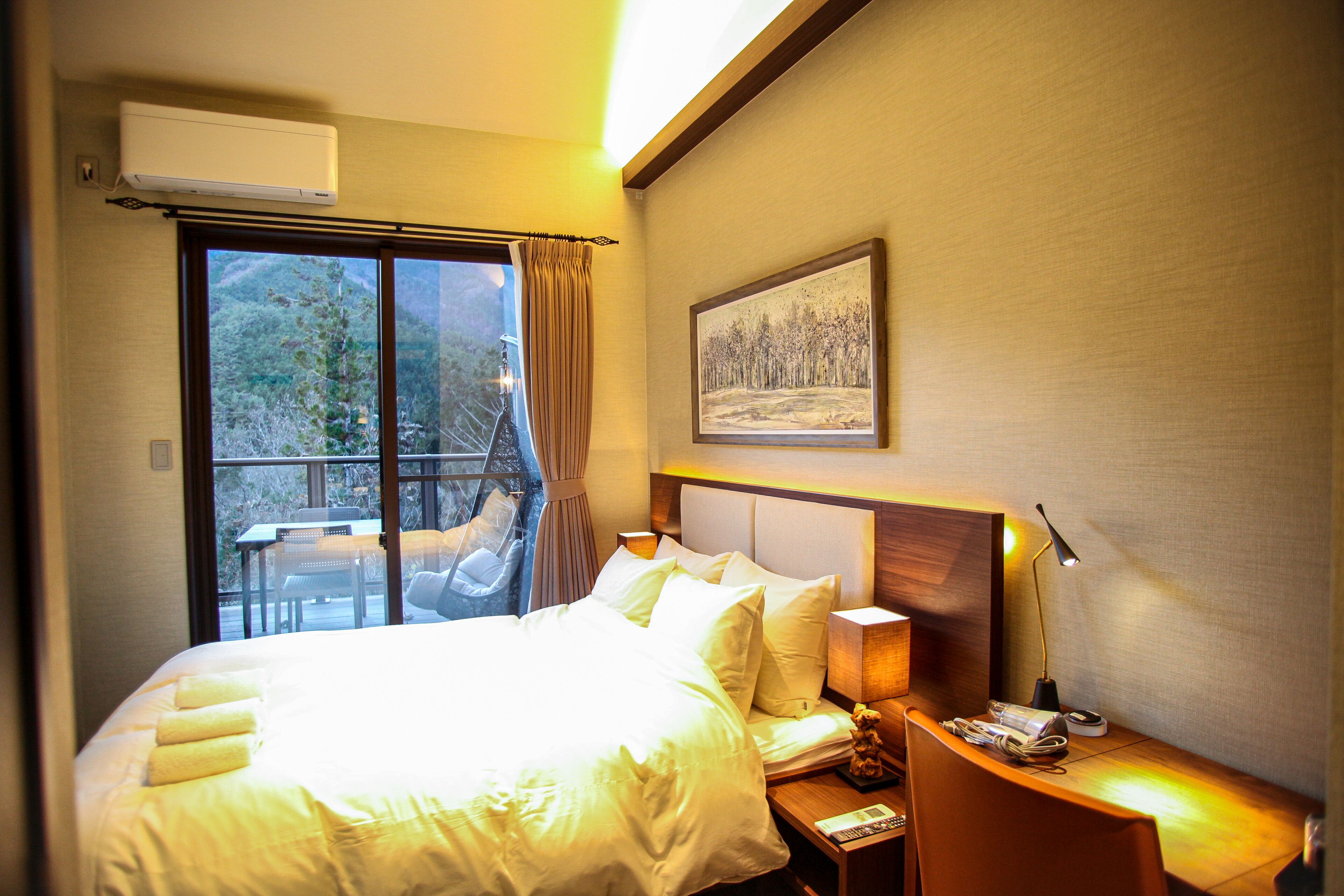 Edredón, caja de seguridad en la habitación y escritorio 