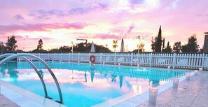 Seasonal outdoor pool, pool umbrellas, pool loungers - Residence in Barberino-Tavernelle (Barberino Tavarnelle)