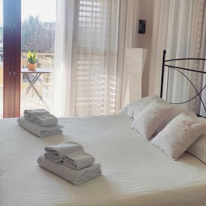 Estudio | Caja de seguridad en la habitación y ropa de cama 