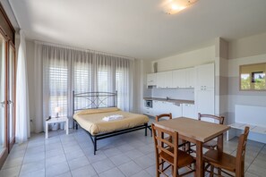 Studiolejlighed | Opholdsområde | 24-tommers fladskærms-tv med satellitkanaler