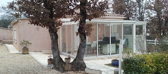 Villa à la Campagne Avec Petit Terrain et Piscine à Partager