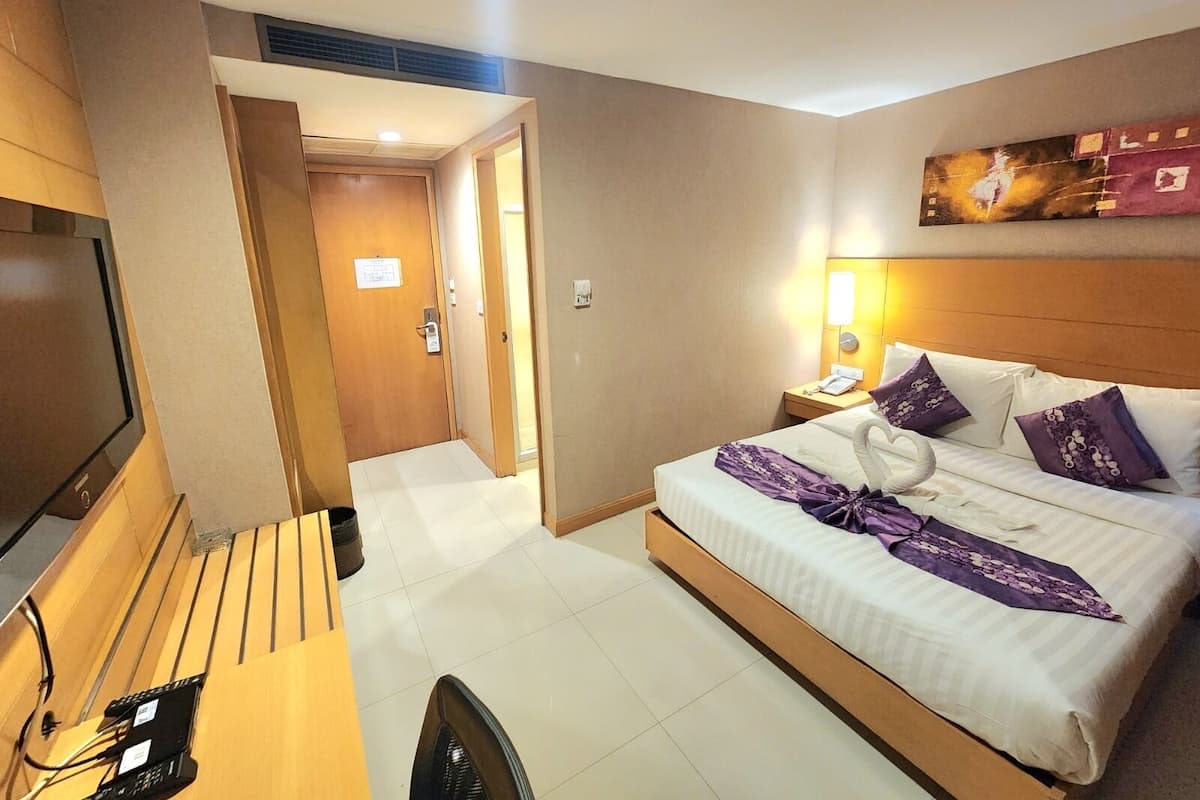 Superior Single Room | Desk, laptop workspace, blackout drapes, iron/ironing board
