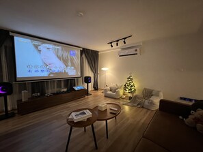 Apartament destacat, vistes a la ciutat | Sala d'estar | Televisor LED de 42 polzades amb canals digitals 