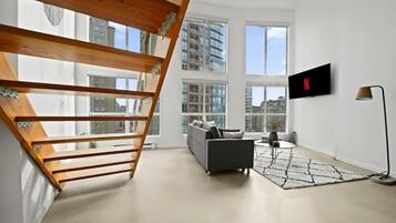 Smart-tv, böcker och ett filmbibliotek