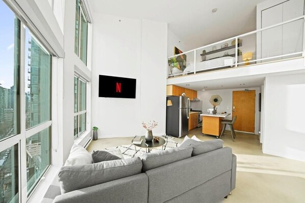 TV connectée, livres, vidéothèque