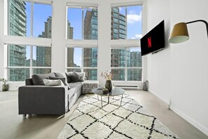 Smart-tv, böcker och ett filmbibliotek