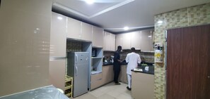 Een koelkast, een microgolfoven, een oven, een vaatwasser