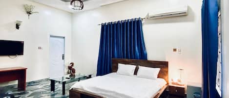 Deluxe Room | 1 bedroom, in-room safe, soundproofing, free WiFi