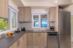 ثلاجة، ميكروويف، فرن، موقد طهي مسطح