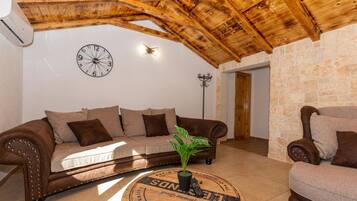 Een televisie en een tafeltennistafel