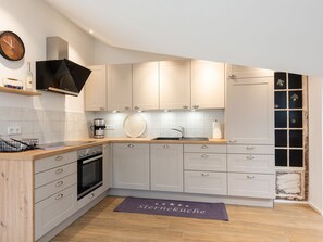 Kjøleskap, ovn, kokeplater og oppvaskmaskin