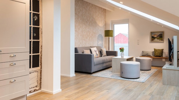 A modern living room with a grey sofa, a coffee table, and a TV stand. - Ferienwohnung Sternenhimmel mit Bergblick, 2 Separate Schlafzimmer, Wlan (Rottau)