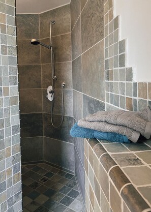 Douche, serviettes fournies