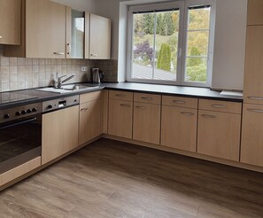 Frigorifero, forno, piano cottura, lavastoviglie