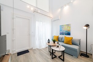 复式房 | 起居区 | 40-英寸智能电视（配备有线频道）