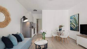 Apartment, 1 Schlafzimmer | Wohnbereich | 40-Zoll-Smart-TV mit Kabelempfang