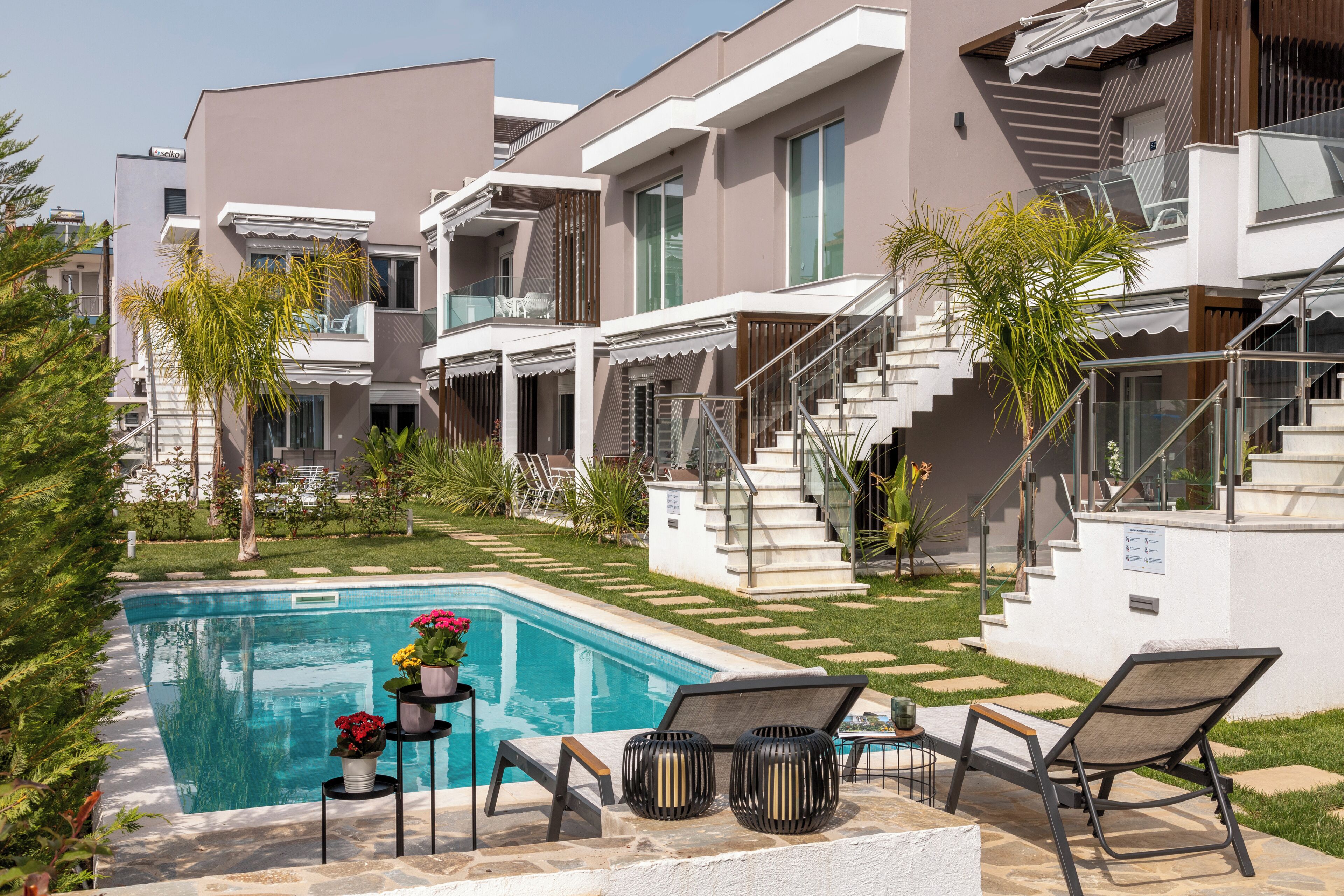 Ein modernes Gebäude mit Swimmingpool, Außenbereich und einer Treppe.