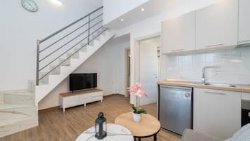 Loft Confort | Cocina privada | Frigorífico grande, horno, placa de cocina y cafetera o tetera