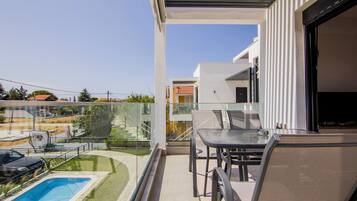 One bedroom Apartment with Pool Access | Balcony