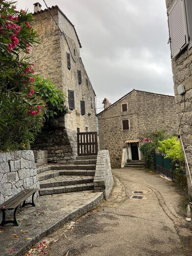 Petite maison de village en pierre corse