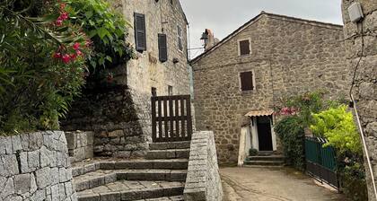 Petite Maison de Village en Pierre Corse
