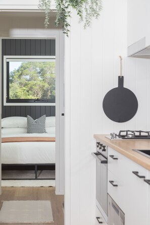 Réfrigérateur, four à micro-ondes, un four, surface de cuisson