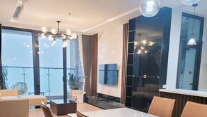 Apartemen Deluks, 2 kamar tidur | Ruang makan