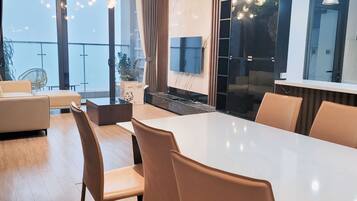 Deluxe Apartment, 2 Bedrooms | Dining room