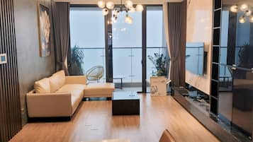 Lägenhet Deluxe - 2 sovrum | Vardagsrum | 50-tums platt-tv med kabelkanaler, Netflix och streamingtjänster