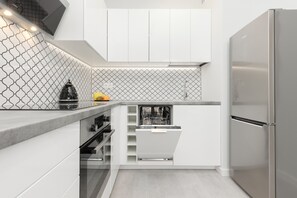 Ofen, Geschirrspüler, Wasserkocher mit Kaffee-/Teezubehör, Wasserkocher