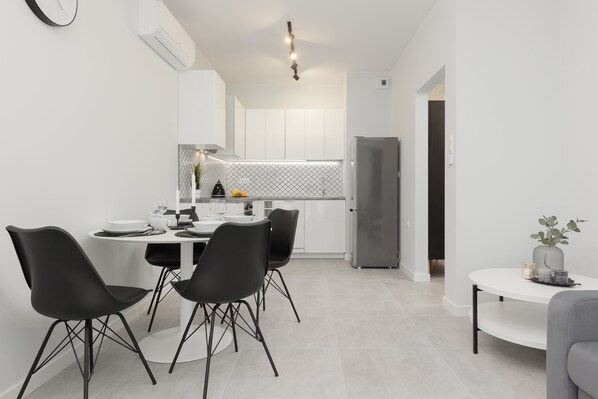 Apartment, 1 Schlafzimmer, Balkon | Essbereich im Zimmer