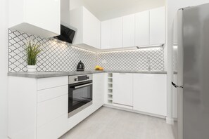 Leilighet, 1 soverom, balkong | Eget kjøkken | Ovn, oppvaskmaskin, kaffetrakter/tekoker og vannkoker