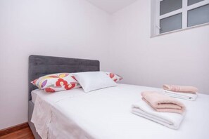 2 slaapkamers, een bureau, een strijkplank/strijkijzer, gratis wifi