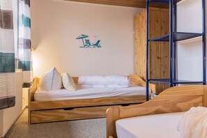 3 slaapkamers, een strijkplank/strijkijzer, reisbedje, gratis wifi