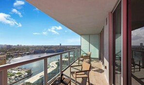 A balcony with a view of a cityscape and a river. - Coastal Chic Spectacular Escape for Groups (Hallandale Beach)