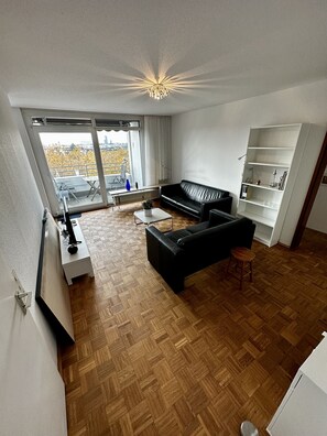 Living area - Right at the Top in Oberkassel! NEW BATHROOM & KITCHEN! (Düsseldorf)