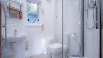 Standard Cottage | Bathroom | Shower, towels