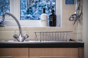 Kylskåp, mikrovågsugn, ugn och spishäll