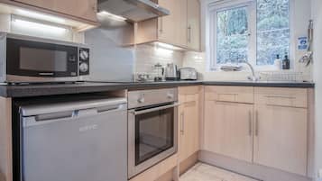 Standard Cottage | Private kitchen | Fridge, microwave, oven, stovetop