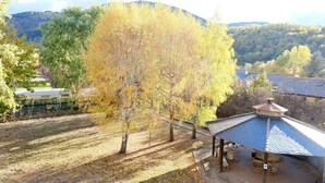 Un cadre rural avec un belvédère et un bâtiment doté d’un toit bleu.
