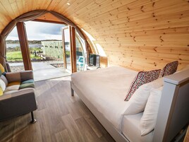 1 quarto, individualmente decorados, individualmente mobiliados